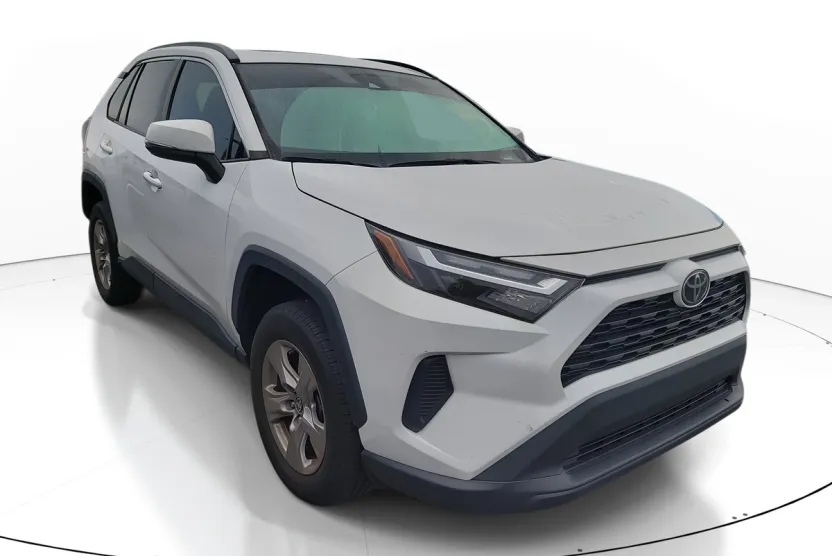 2023 Toyota RAV4 XLE photo 1