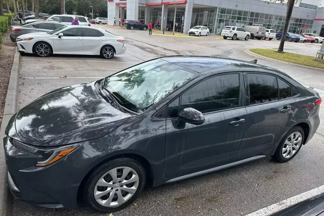 2023 Toyota Corolla LE photo 1