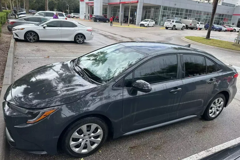2023 Toyota Corolla LE photo 1