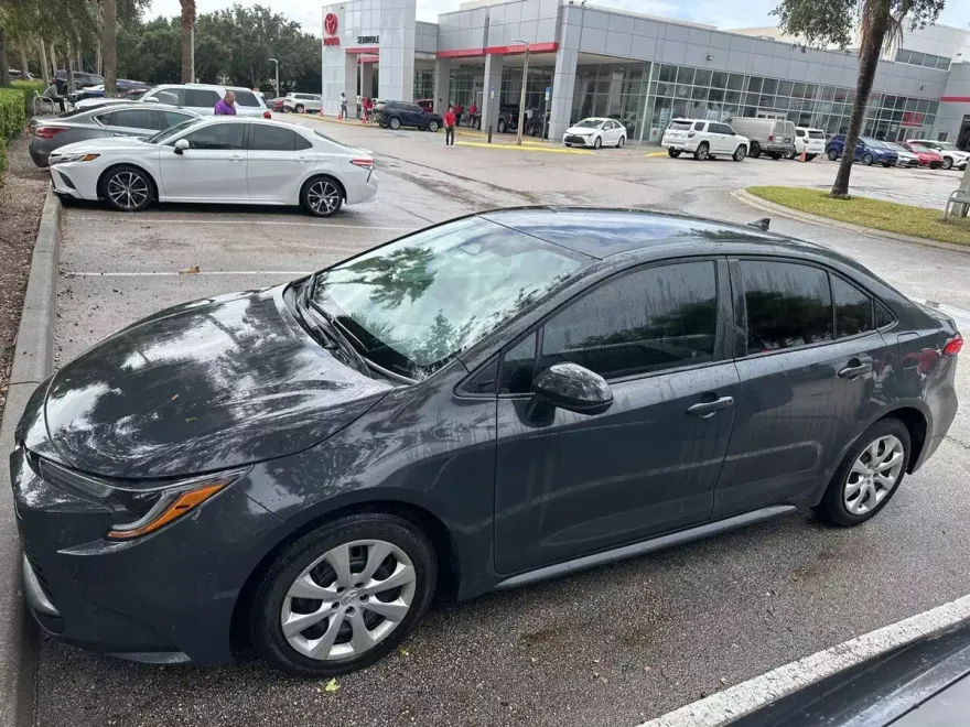 2023 Toyota Corolla LE photo 1
