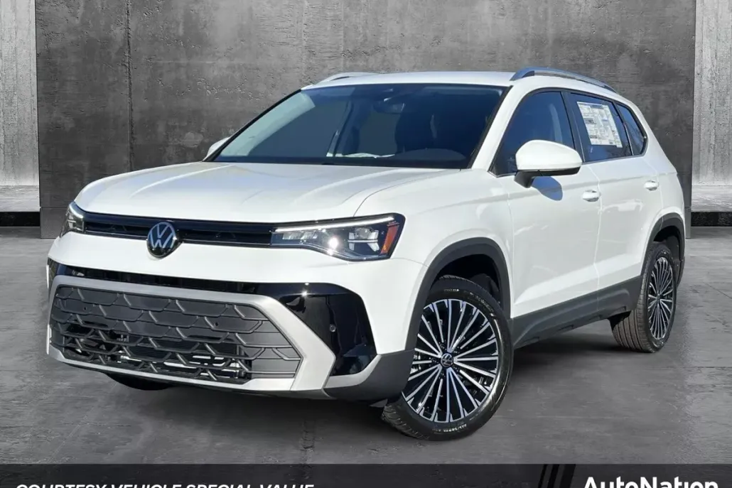 2025 Volkswagen Taos SE photo 1