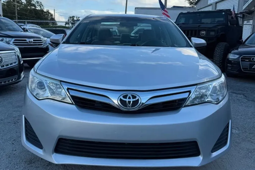 2014 Toyota Camry LE photo 1