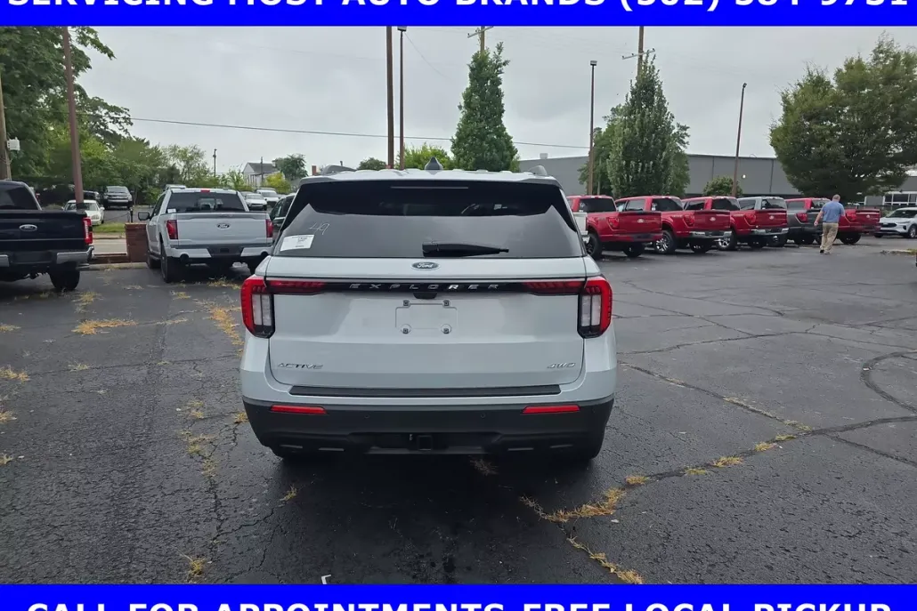 2025 Ford Explorer photo 1