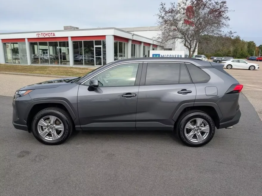 2025 Toyota RAV4 XLE photo 1