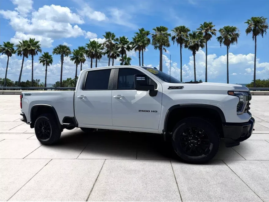 2025 Chevrolet Silverado 2500HD LT photo 1
