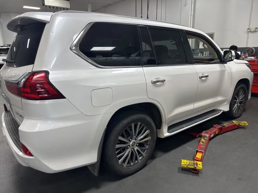 2019 Lexus LX 570 photo 1