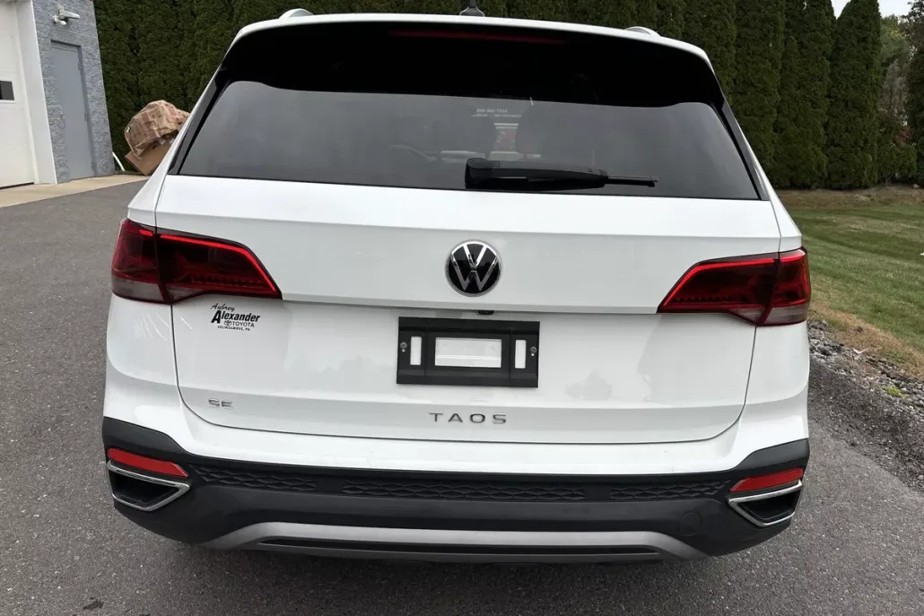 2023 Volkswagen Taos SE photo 1