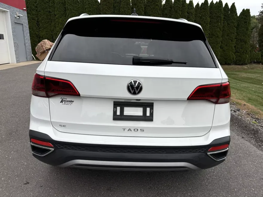 2023 Volkswagen Taos SE photo 1