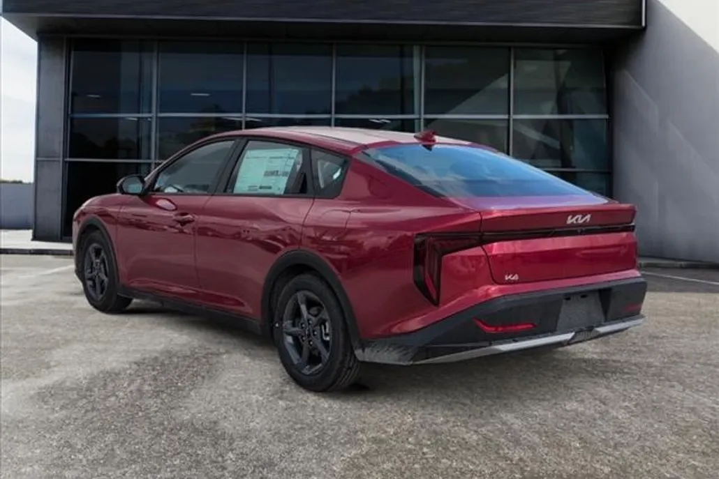 2025 Kia K4 LXS photo 1