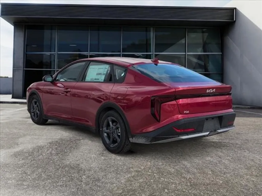 2025 Kia K4 LXS photo 1