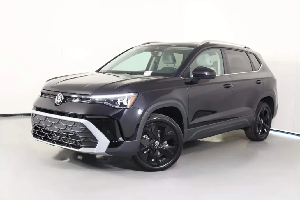 2025 Volkswagen Taos SE photo 1