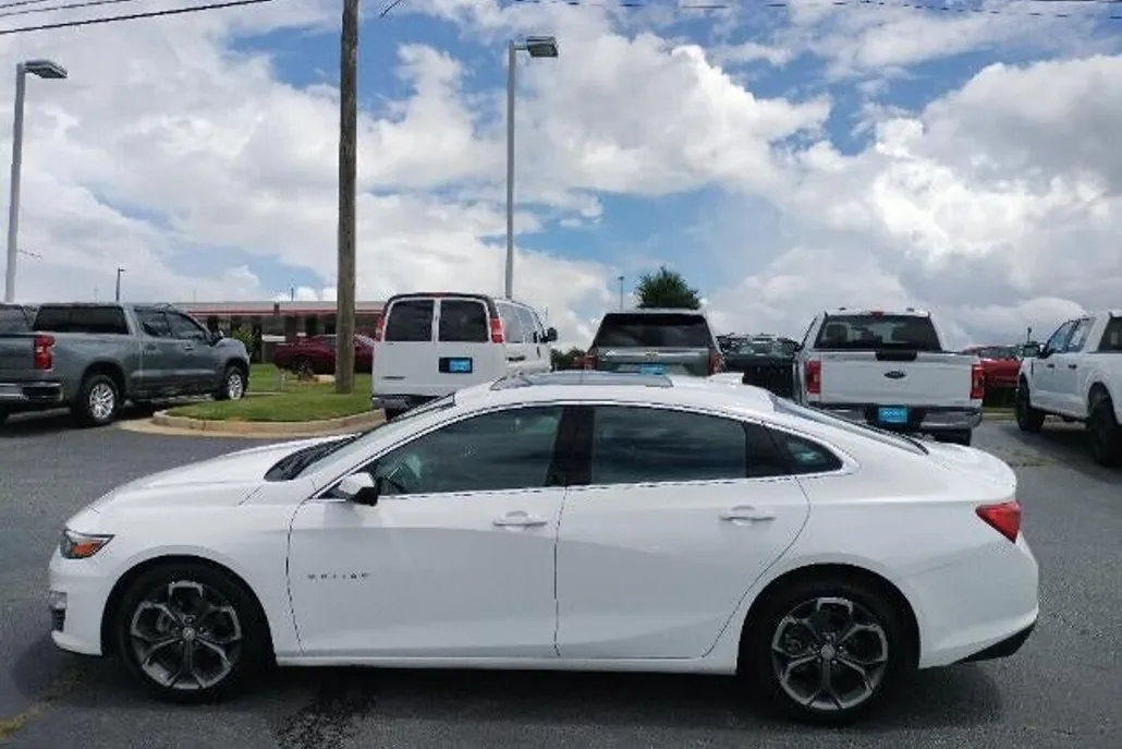 2023 Chevrolet Malibu 1LT photo 1