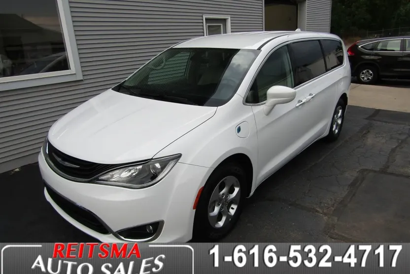 2017 Chrysler Pacifica Hybrid Touring Plus photo 1