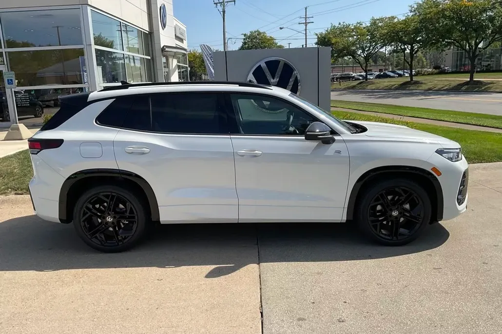 2025 Volkswagen Tiguan SE R-Line Black photo 1
