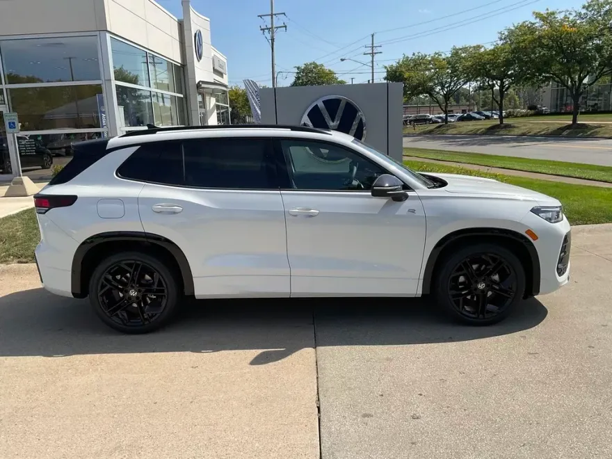 2025 Volkswagen Tiguan SE R-Line Black photo 1