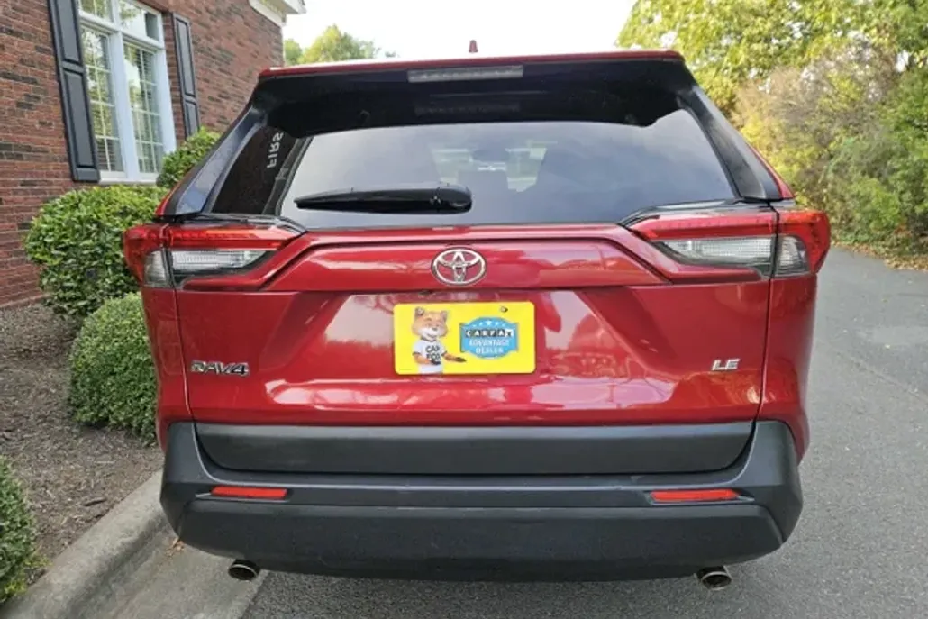 2019 Toyota RAV4 LE photo 1