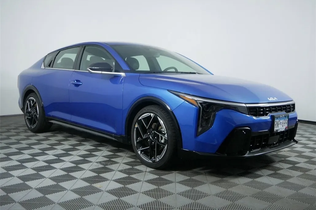 2025 Kia K4 GT-Line photo 1