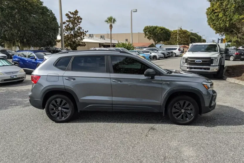 2024 Volkswagen Taos S photo 1