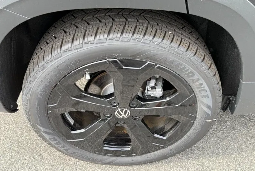 2025 Volkswagen Taos SE photo 1