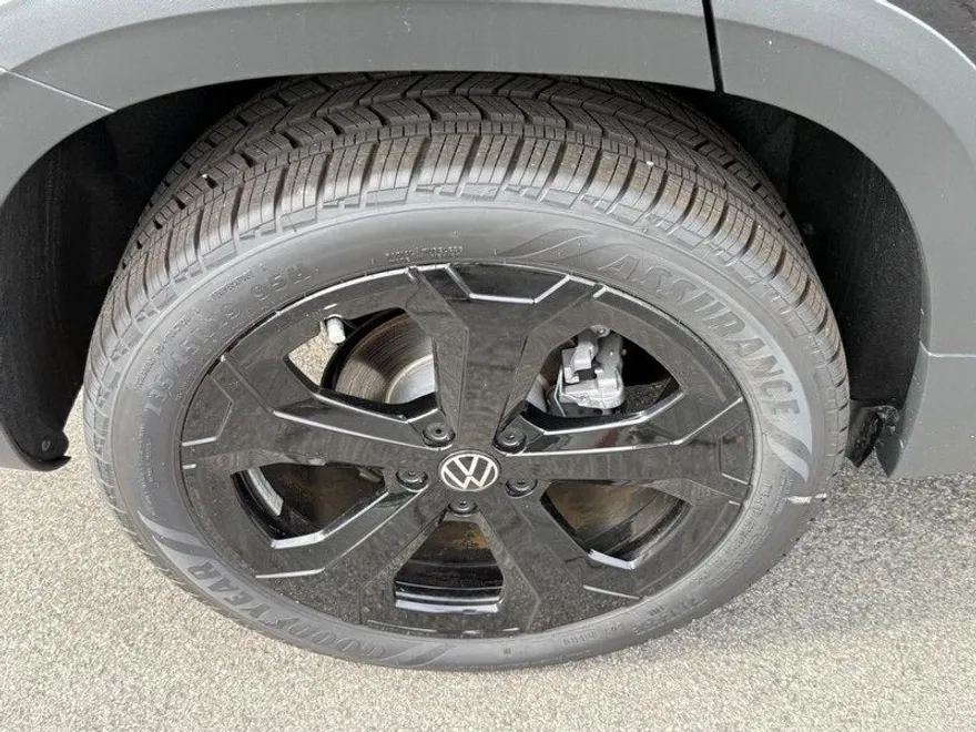 2025 Volkswagen Taos SE photo 1