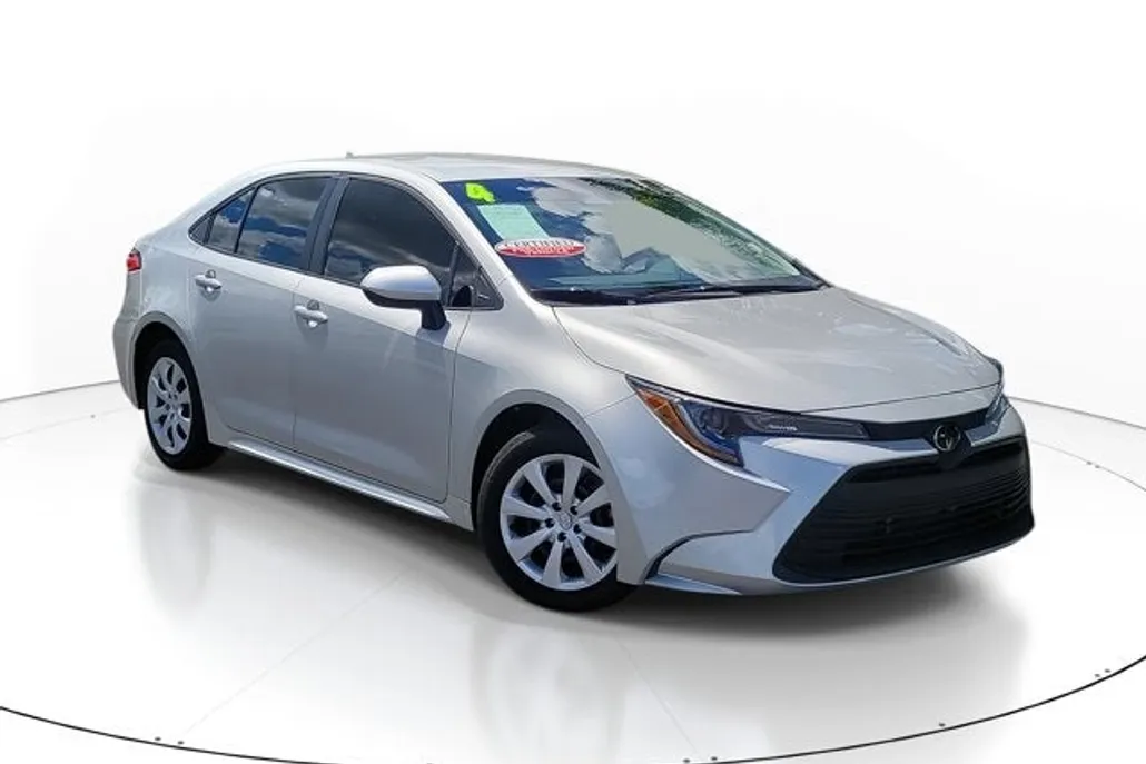 2024 Toyota Corolla LE photo 1