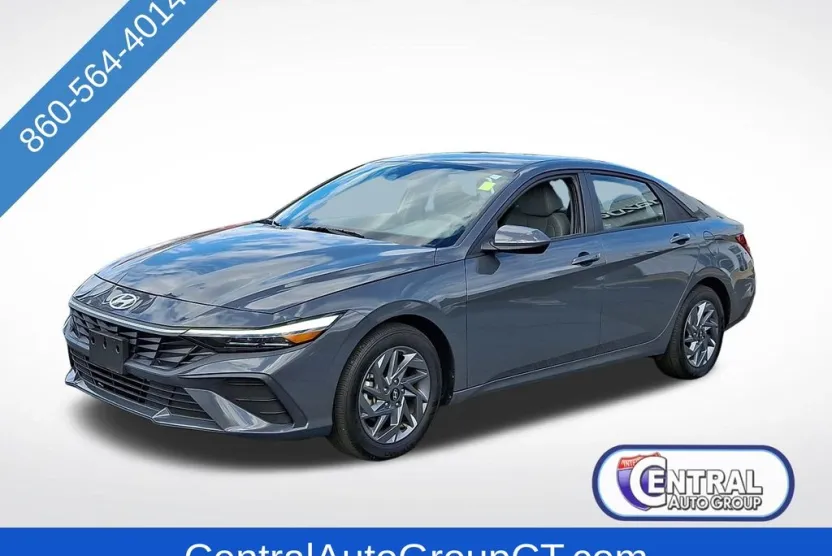 2024 Hyundai Elantra SEL photo 1