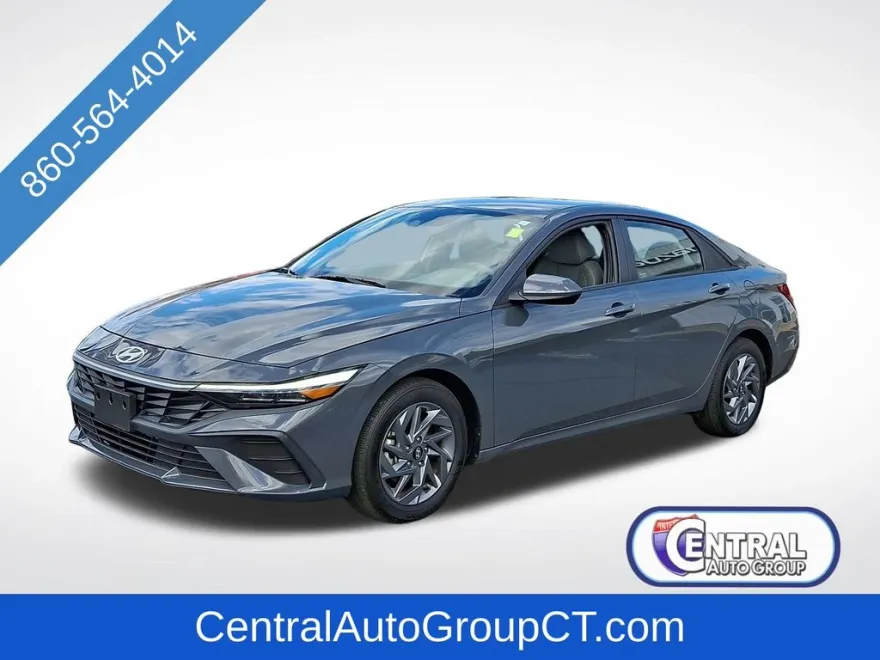 2024 Hyundai Elantra SEL photo 1