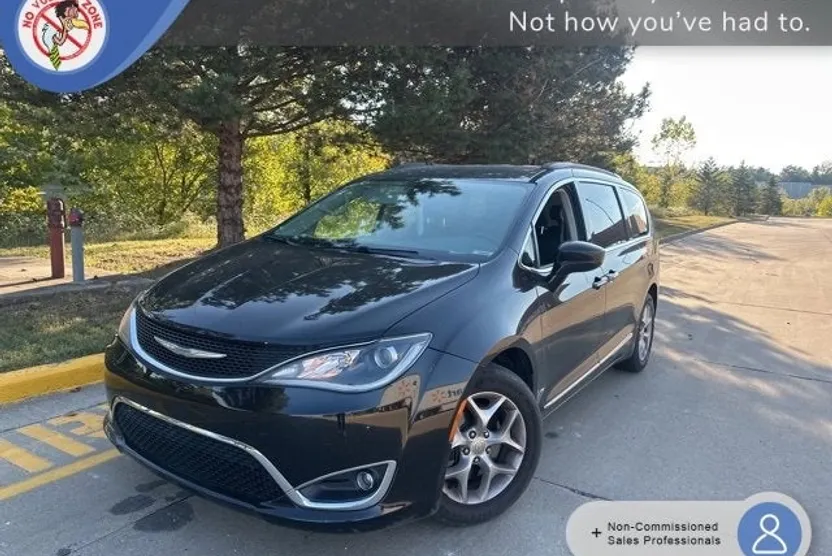 2017 Chrysler Pacifica Touring L photo 1