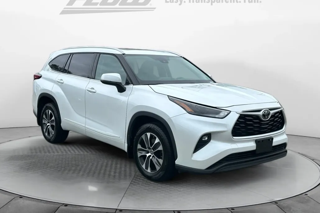 2022 Toyota Highlander XLE photo 1