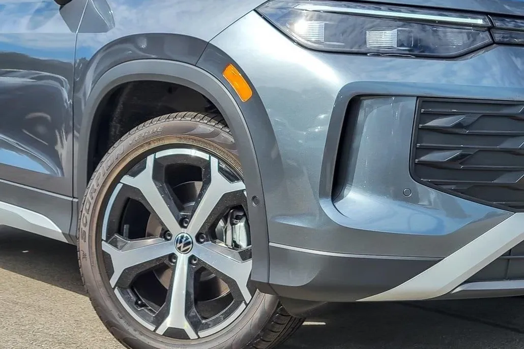 2025 Volkswagen Tiguan SE photo 1