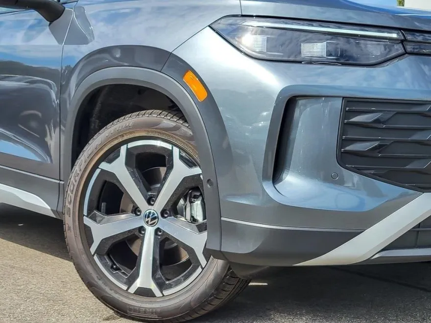 2025 Volkswagen Tiguan SE photo 1