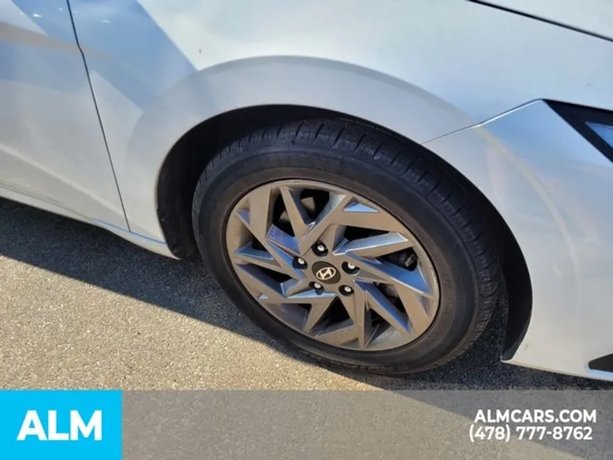 2024 Hyundai Elantra SEL photo 1