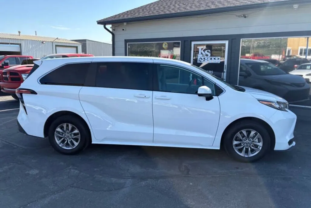 2022 Toyota Sienna LE photo 1
