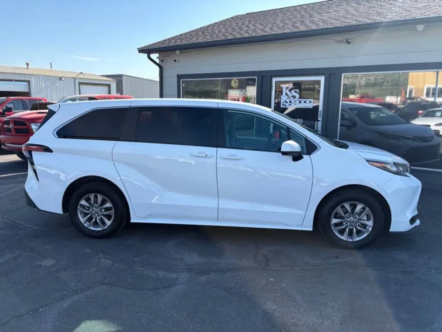 2022 Toyota Sienna LE photo 1