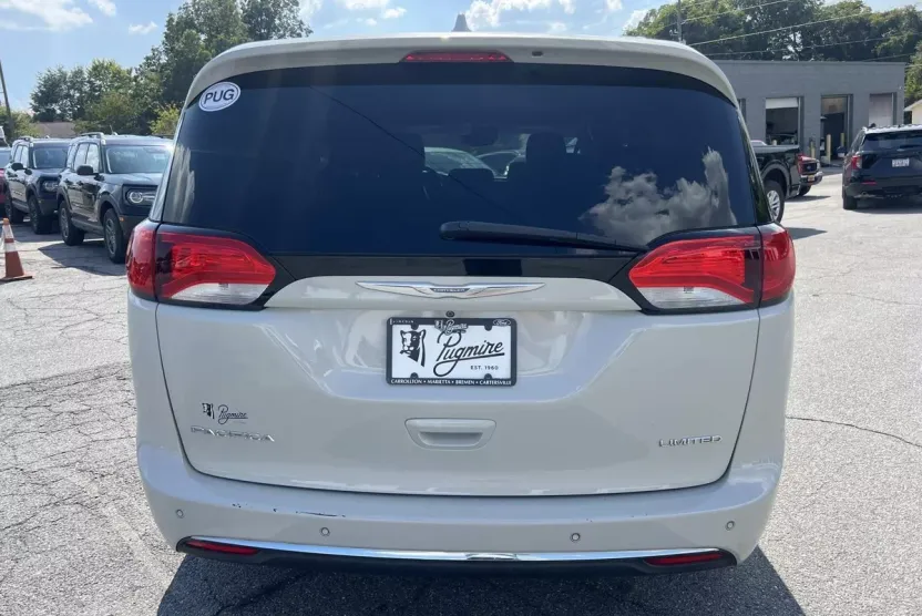 2017 Chrysler Pacifica Limited photo 1