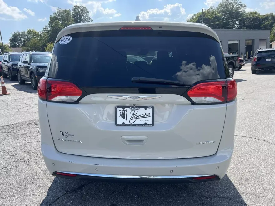 2017 Chrysler Pacifica Limited photo 1
