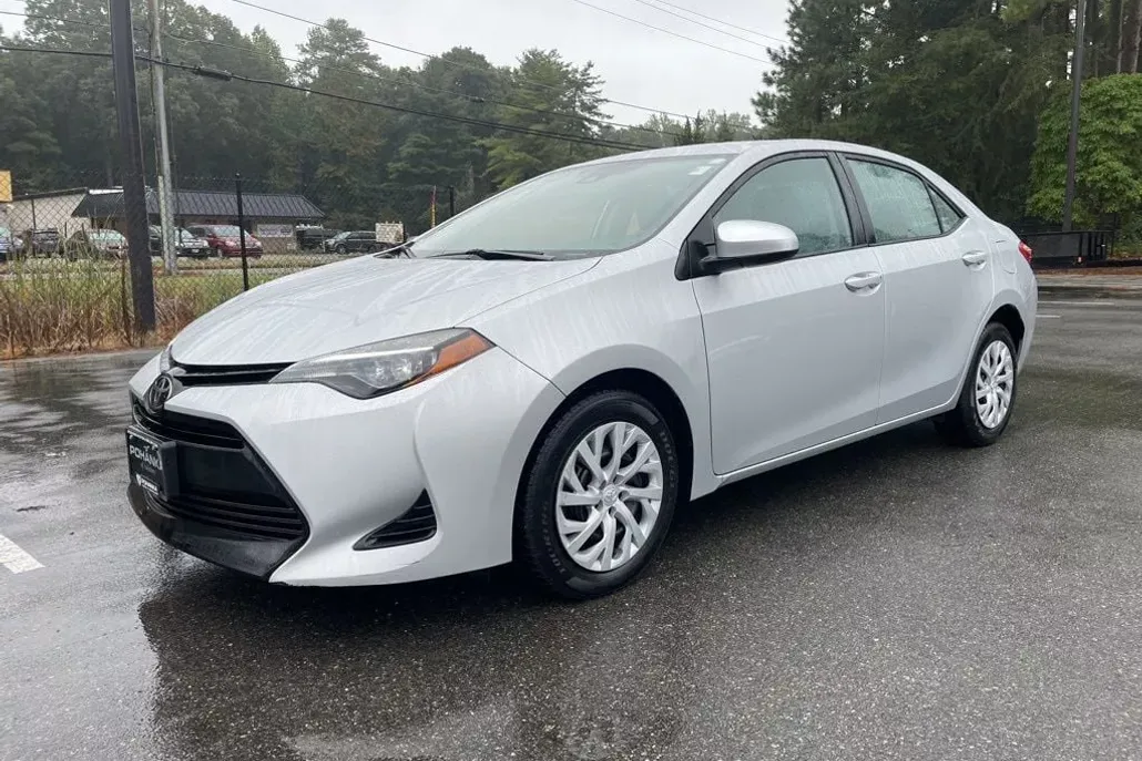 2017 Toyota Corolla LE photo 1