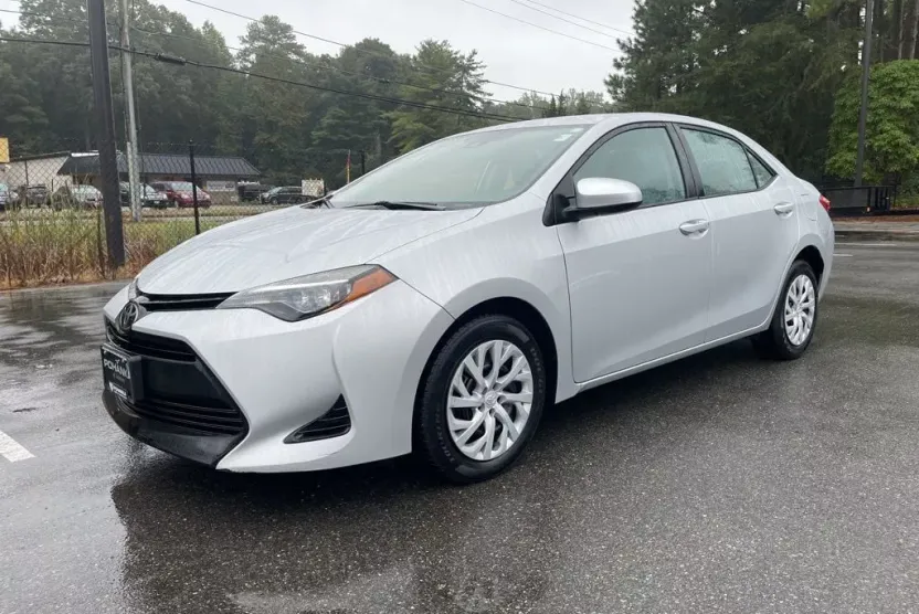 2017 Toyota Corolla LE photo 1