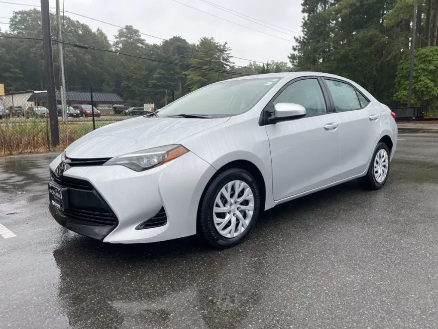 2017 Toyota Corolla LE photo 1