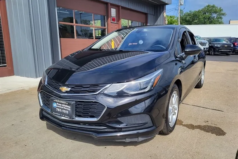 2018 Chevrolet Cruze LT photo 1