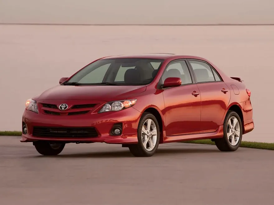 2013 Toyota Corolla LE photo 1