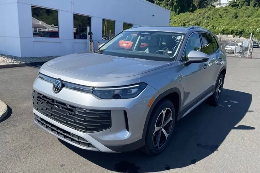 2025 Volkswagen Tiguan SE photo 1