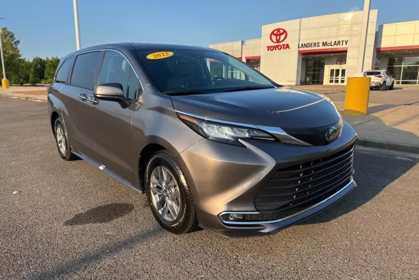 2022 Toyota Sienna XLE photo 1