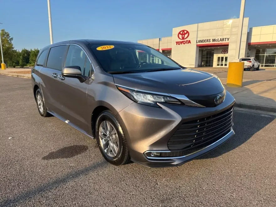 2022 Toyota Sienna XLE photo 1
