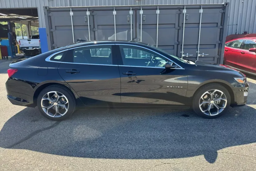2024 Chevrolet Malibu 1LT photo 1