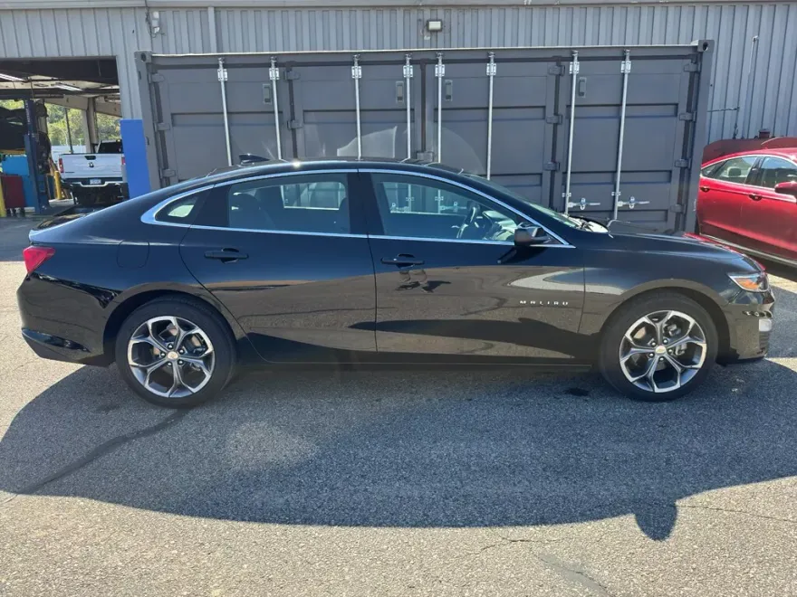 2024 Chevrolet Malibu 1LT photo 1