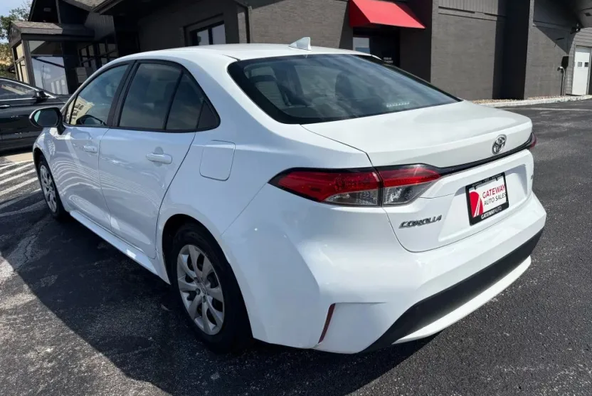 2022 Toyota Corolla LE photo 1