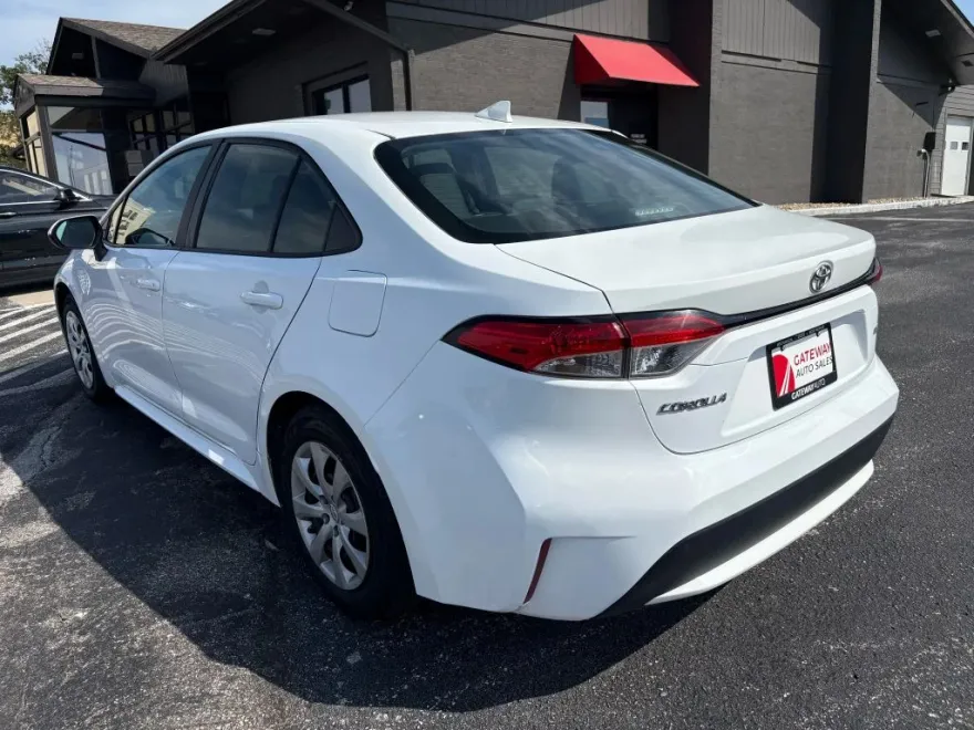 2022 Toyota Corolla LE photo 1