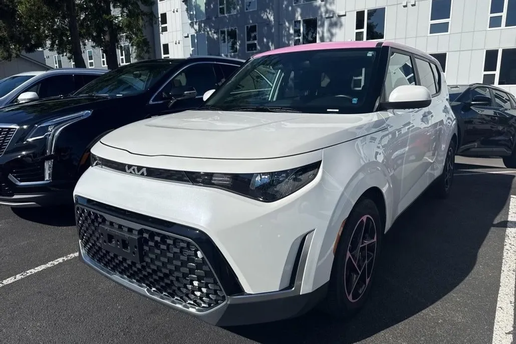 2023 Kia Soul EX photo 1
