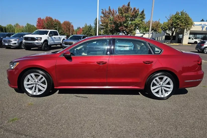 2019 Volkswagen Passat 2.0T Wolfsburg Edition photo 1